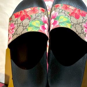 Gucci slides preowned!! Comes in size 39!! Great condition